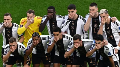 Игроки сборной Германии перед фото закрыли рты руками – ранее ФИФА  запретила им повязку One Love | Спорт на БИЗНЕС Online