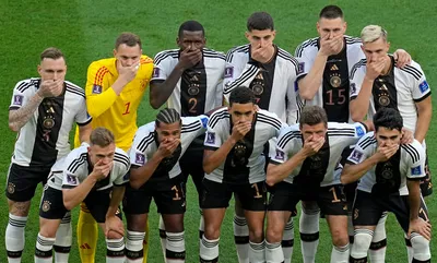 Игроки сборной Германии закрыли рты на групповом фото на ЧМ, выразив  протест ФИФА