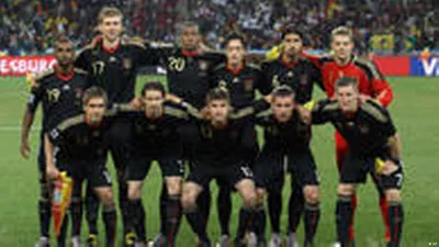 Немецкие футболисты демонстративно заткнули себе рты перед матчем с Японией  - МК