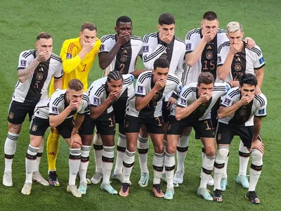 Провокационное фото сборной Германии. Футболисты устроили протест прямо на  ЧМ!