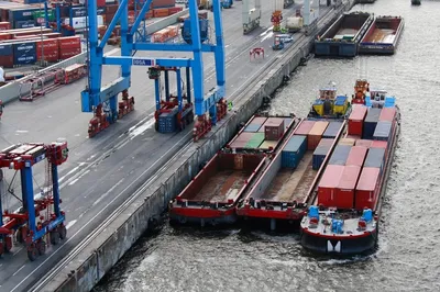 Порт Гамбурга наращивает контейнерные перевозки внутренним водным  транспортом – logist.today