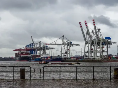 Впечатляющий порт Гамбург с его огромными контейнерными терминалами -  Гамбург, Германия - 10 декабря 2021 года – Стоковое редакционное фото ©  4kclips #557790938