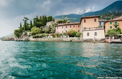 Красивое Озеро Гарда Италии Вид Борта Туристического Парома Прекрасный  Летний стоковое фото ©brianholm 609111462