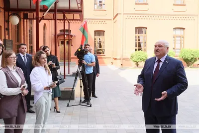 У Лукашенко дома живет хамелеон Жорик, похожий на символ 2024 года —  01.01.2024 — В мире на РЕН ТВ