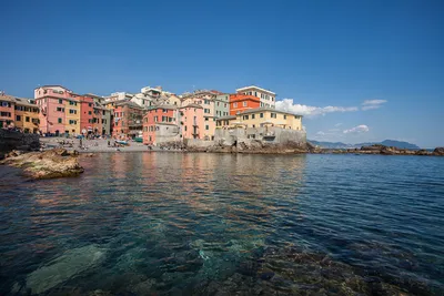 Туристы и местные жители на площади Piazza Della находится в районе Genova  Лигурии Италии Редакционное Фотография - изображение насчитывающей  средневеково, зодчества: 185419037