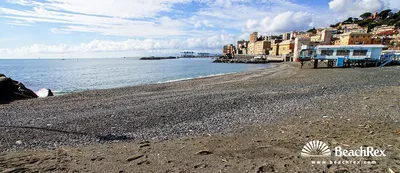 Пляж, утес и рыбацкая деревня вернаццола недалеко от центра генуи, на  итальянской ривьере. | Премиум Фото