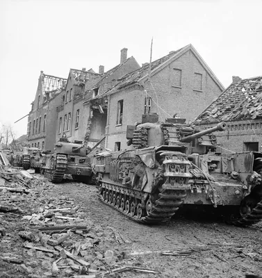 Фото \"Регулировщица. «Это уже Германия...»\", 10 февраля 1945 - 4 апреля 1945,  Германия, г. Берлин - История России в фотографиях