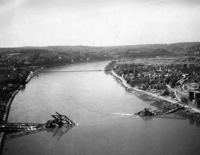 Исторические Фото - Встреча союзников по Антигитлеровской коалиции на реке  Эльба. Германия, 1945 год. | Facebook