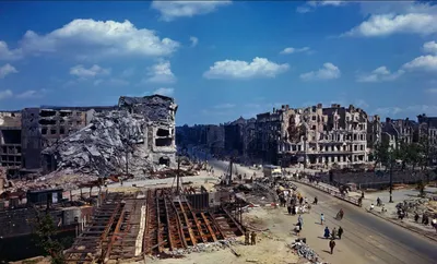 Американский солдат возле дорожного знака. Германия, 1945 г. — Вторая  мировая война Коллекция Артура Бондаря