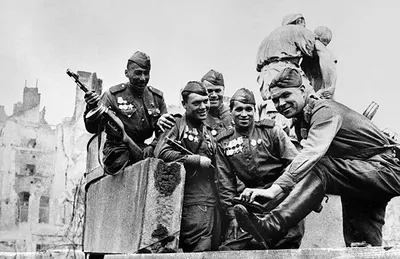 Местные жители на улицах разбомбленного Мангейма. Германия, 1945 г. —  Вторая мировая война Коллекция Артура Бондаря