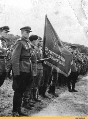 Русские солдаты конвоируют пленных нацистов, Берлин, Германия, 1945-й
