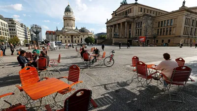 Люди отдыхая в ресторане улицы в Кёльне, Германии Редакционное Фотография -  изображение насчитывающей северно, отдыхать: 53057227
