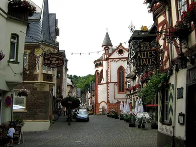Вид на типичную немецкую улицу с традиционной архитектурой. штаде, германия  | Премиум Фото