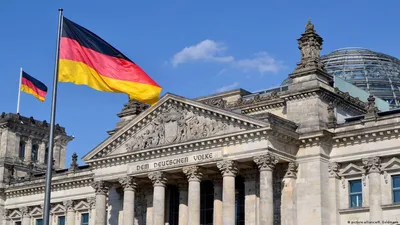 Правда ли, что 8 мая 2023 года над Рейхстагом в Берлине снова водрузили  красное Знамя Победы? - Проверено.Медиа
