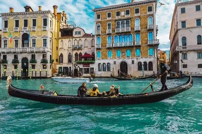Гондола Rowing человека в Венеции, Италии Редакционное Изображение -  изображение насчитывающей италия, европейско: 109632580