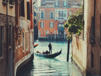 Гондола в Венеции перевернулась из-за отказавшихся сесть туристов | 360°