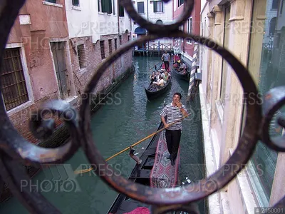 Гондола с туристами перевернулась в Венеции – видео