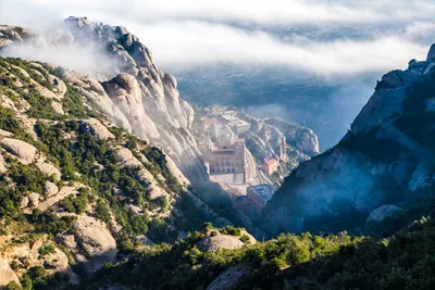 Вам даже не снилось - Величественный монастырь Монсеррат существует на горе  Монсеррат с девятого века. Испания | Facebook
