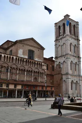 Ночь перед Рождеством. Показываю, как выглядит исторический центр  итальянского города Феррара | Италия онлайн | Дзен