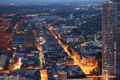 Город Франкфурт-на-Майне, Германия на ноче Стоковое Фото - изображение  насчитывающей загорано, основной: 97967668