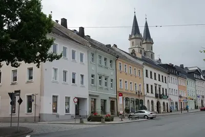 Улица Altstadt в старом городе Hof Редакционное Фото - изображение  насчитывающей туризм, квадрат: 184334296