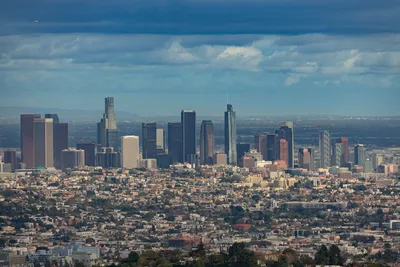 Центр Лос-Анджелеса. Калифорнийская тема на фоне Лос-Анджелеса. Лос-Анджелес,  центр города вид сверху с беспилотника. Городские пейзажи. стоковое фото  ©Tverdohlib.com 544359376