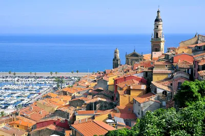Маленький город Menton на Средиземном море в Франции. Стоковое Изображение  - изображение насчитывающей лето, среднеземноморск: 37052495