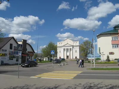 Город Островец в Белоруссии. Центр Островца. Панорама центра города  Островца. Налево уходит улица Ленинская, направо - Карла Маркса, а вниз -  Володарского. Панорама Островца. Островецкий район. Площадка для  строительства АЭС. Беларусь. Белоруссия.