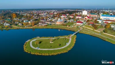 Город Островец в Белоруссии. Центр Островца. Панорама центра города  Островца. Налево уходит улица Ленинская, направо - Карла Маркса, а вниз -  Володарского. Панорама Островца. Островецкий район. Площадка для  строительства АЭС. Беларусь. Белоруссия.