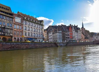 Страсбург Франция 16 MAY 2015: Исторический Европейский Живописный Город  Страсбург Франции. Исторические Половина Бревенчатые Дома Фотография,  картинки, изображения и сток-фотография без роялти. Image 40667670