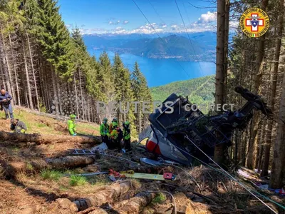 Фото «пляжи Стрезы. Все как и положено: народ и купается, и загорает» из  фотогалереи «Тридцать три удовольствия в городе Стреза!» Италия , озеро  Лаго-Маджоре #2682212