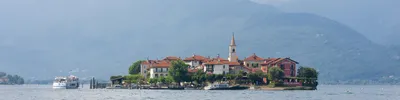 Вид на город стреза на озере маджоре с лодки италия | Премиум Фото
