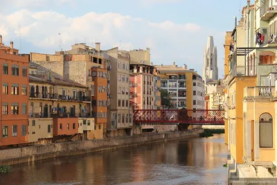 Исторический центр города жирона в северной Испании с Ist много ярких  зданий вдоль берегов реки Onyar Редакционное Стоковое Изображение -  изображение насчитывающей турист, стечение: 213075764