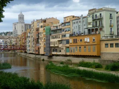 Жирона - Живописный Город В Каталонии, Испания Фотография, картинки,  изображения и сток-фотография без роялти. Image 11598800