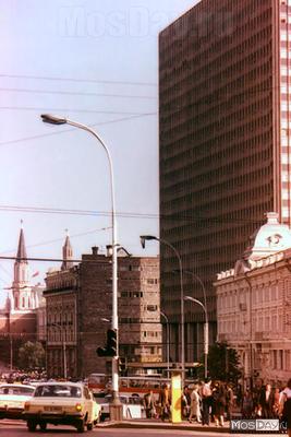Москва меняется - СТАРАЯ МОСКВА На фото — вид на угол Моховой и Тверской  улиц. Высокое здание — гостиница «Интурист»🧐👇🏼 Какой это год, друзья?  #москваменяется #стараямосква | Facebook