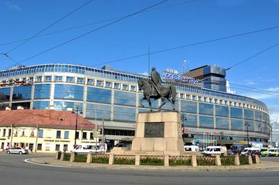 Сулейман Керимов продал гостиницу «Москва» владельцам «Горбушкина двора» —  РБК