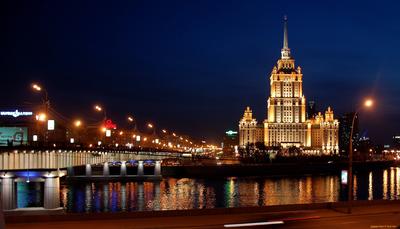 Гостиница \"Украина\" (Radisson) в Москве и \"Атлантида\" на Москве-реке.  Россия.