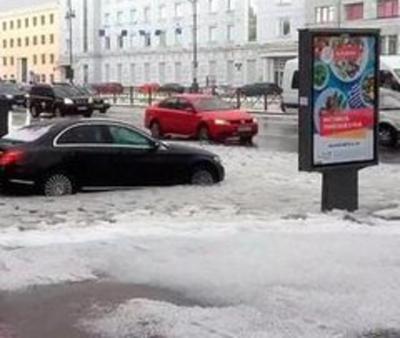 Выпавший в Санкт-Петербурге град образовал сугробы на улицах