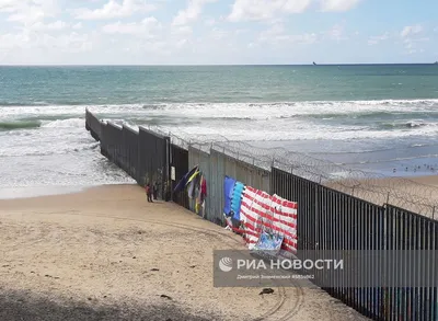 Пограничная стена с США в мексиканской Тихуане | РИА Новости Медиабанк