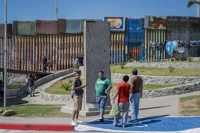 В Мексике на границе с США установили фрагмент Берлинской стены -  Российская газета