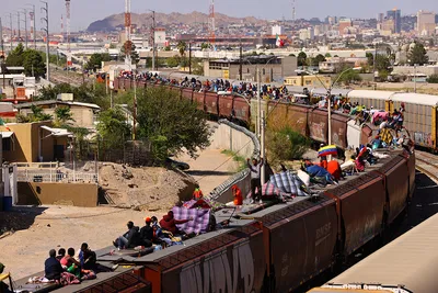 Убегая от бедности. Тысячи мигрантов в Мексике пытаются добраться до границы  США на борту грузовых поездов — вот как это выглядит