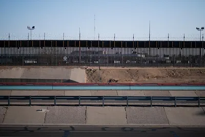 На границе США и Мексики демонтируют «стену Трампа»