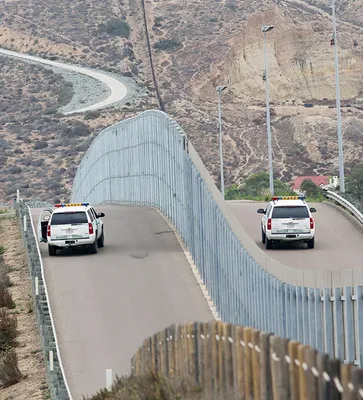 США применили слезоточивый газ против мигрантов на границе с Мексикой