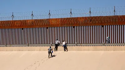 В США представили макеты стены на границе с Мексикой
