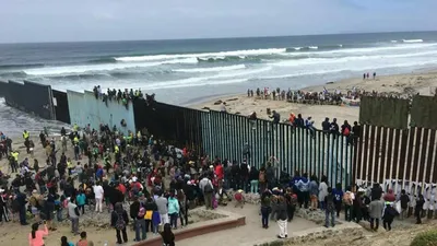 На границе США и Мексики джип нелегалов застрял на четырехметровом заборе -  Korrespondent.net