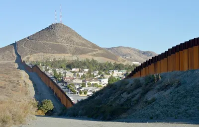 Калифорния судится из-за стены на границе с Мексикой – DW – 21.09.2017