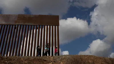 На границе США и Мексики демонтируют «стену Трампа»