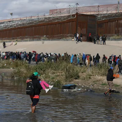 На границе США и Мексики установили гигантский портрет ребенка - BBC News  Русская служба