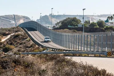 Трамп подписал указ о строительстве стены на границе с Мексикой - BBC News  Русская служба