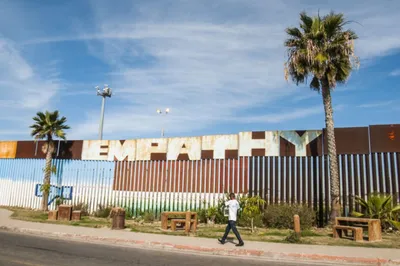 Качели на границе США и Мексики - Афиша Daily